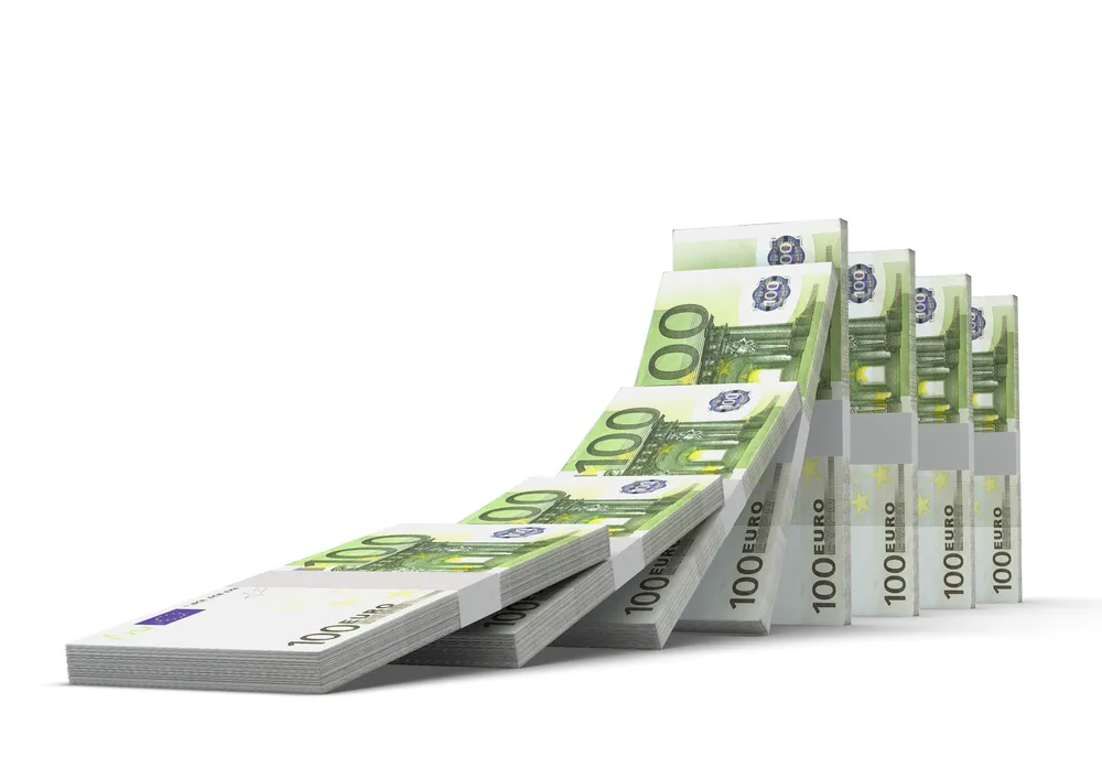 Acht Geldbündel mit 100-Euro-Scheinen
